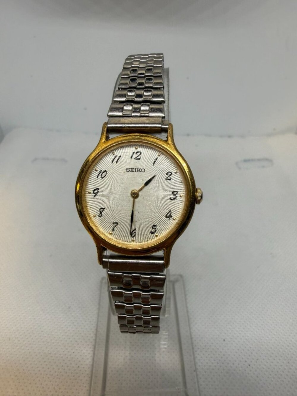 Vintage Seiko V700-6091 Women's 25mm Two-Tone White Textured Dial Quartz Watch